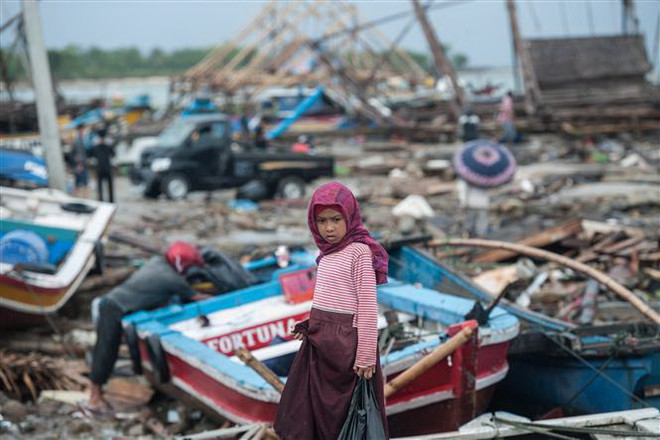 Người dân trở về khu vực bị tàn phá nặng nề do thảm họa sóng thần ở Banten, Indonesia ngày 25/12/2018. (Ảnh: THX/TTXVN) Indonesia vẫn có nguy cơ phải hứng chịu các đợt sóng thần mới ảnh 1