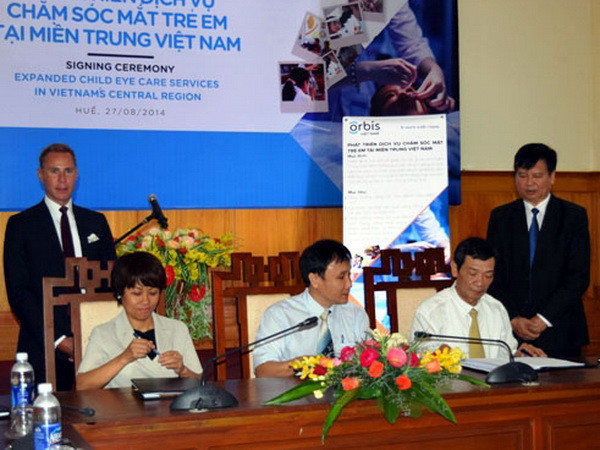 Hỗ trợ hơn 1 triệu USD chăm sóc mắt trẻ em tại miền Trung ảnh 1