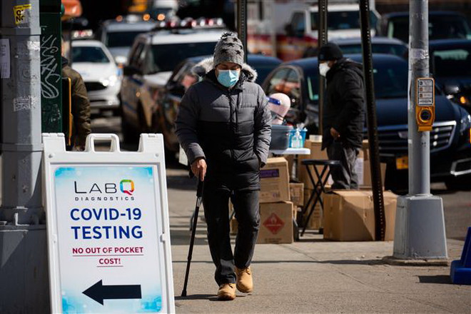 Tỷ lệ xét nghiệm dương tính với virus SARS-CoV-2 của Mỹ tăng đáng kể ảnh 1