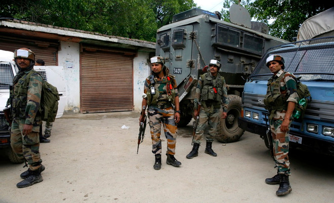 Binh sỹ Ấn Độ làm nhiệm vụ tại khu vực Turkwangam Lassipora, Shopian, phía nam Srinagar, Kashmir. (Nguồn: EPA/TTXVN) Quân đội Ấn Độ và Pakistan tiếp tục đụng độ tại LoC ảnh 1