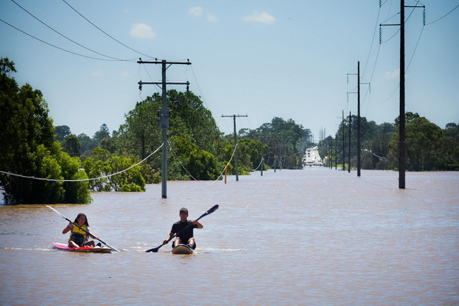 Cảnh ngập lụt tại đường cao tốc Mt Lindesay gần Brisbane, Australia. (Nguồn: AFP/TTXVN) Các vụ lũ lụt trên toàn cầu sẽ tăng gấp đôi vào năm 2050 ảnh 1
