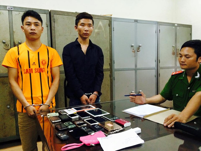 Hà Nội: Bắt khẩn cấp cặp đôi chuyên cướp giật của phụ nữ ảnh 1