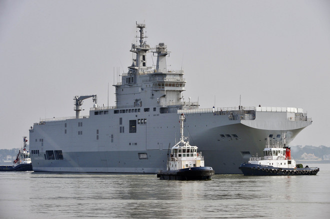 Tàu Mistral trong lần chạy thử đầu tiên ở Saint-Nazaire, miền tây Pháp ngày 16/3. (Nguồn: AFP/TTXVN) Pháp, Ai Cập bàn về thương vụ tàu chở trực thăng lớp Mistral ảnh 1