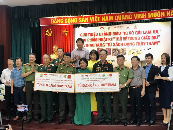 Ban tổ chức trao tặng “Tủ sách Đặng Thùy Trâm” cho Trường Trung học Cơ sở Lương Văn Nắm (xã Tân Trung, huyện Tân Yên, tỉnh Bắc Giang). (Ảnh: Phương Lan/TTXVN) ttxvn-dang thuy tram.jpg