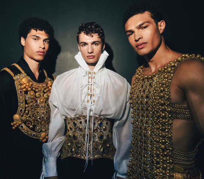 Dolce & Gabbana không chỉ tôn vinh nghề thủ công truyền thống, mà còn đảm bảo rằng mỗi bộ trang phục là một tác phẩm nghệ thuật độc đáo, phản ánh chính xác linh hồn của các di sản văn hóa đến từ vùng đảo Sardinia. jyb-3.jpg