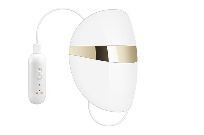 LG Pra.L Derma LED: Mặt nạ có 120 đèn LED chiếu ánh sáng đỏ (hồng ngoại) vào sâu vào các lớp biểu bì dưới da để làm cho làn da rạng rỡ từ bên trong. Đeo mặt nạ chỉ 9 phút mỗi ngày để tái tạo collagen và hỗ trợ giảm nám, tàn nhang Derma-LED-LG-Pra.L-BWL1-5.jpg