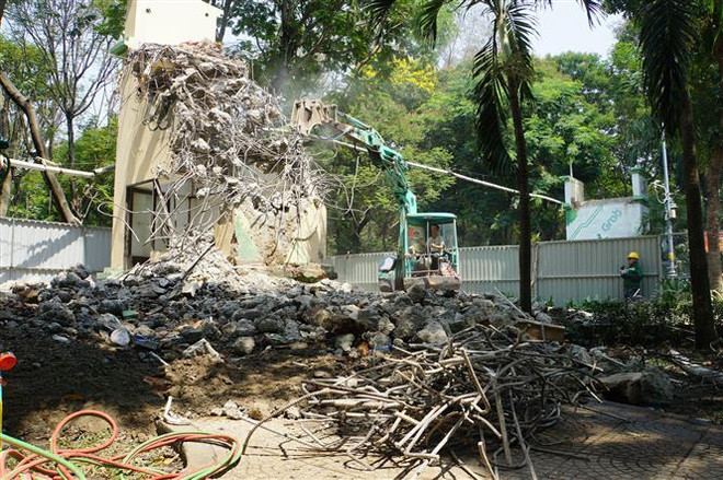 Tháo dỡ cầu bộ hành để thi công dự án cửa ngõ sân bay Tân Sơn Nhất ảnh 1