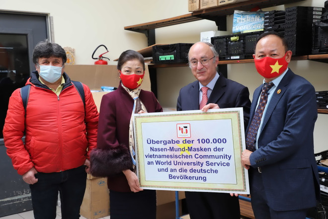 Cộng đồng người Việt quyên tặng 100.000 khẩu trang cho 16 bang của Đức ảnh 1