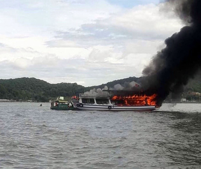 Cháy tàu chở khách du lịch câu cá trên biển, 25 người thoát chết ảnh 1