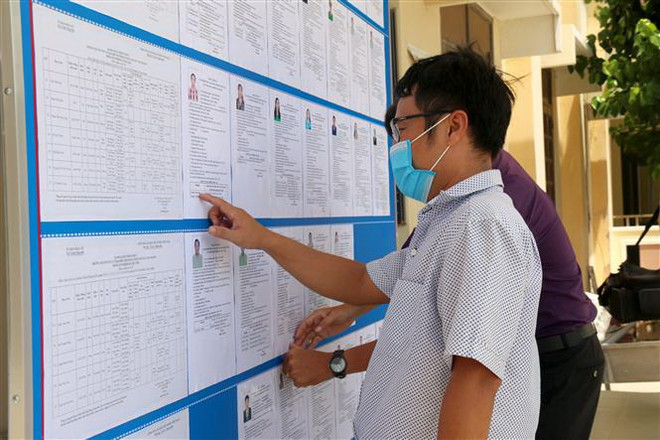 Cử tri huyện đảo Phú Quý xem danh sách người ứng cử Đại biểu Quốc hội khóa XV và Hội đồng nhân dân các cấp nhiệm kỳ 2021-2026. (Ảnh: Nguyễn Thanh/TTXVN) Kịp thời xử lý tình huống đặc biệt có thể phát sinh trong bầu cử ảnh 2