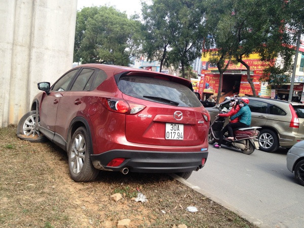 Gây tai nạn, ô tô leo lên dải phân cách đường Nguyễn Trãi ảnh 1