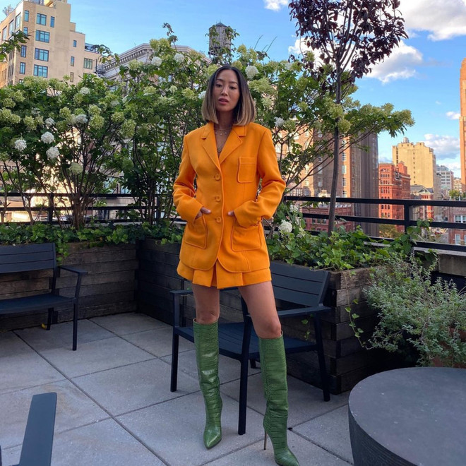 Bí quyết kết hợp trang phục màu xanh kelly với 4 phối màu hoàn hảo ảnh 3