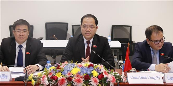 Ông Đinh Công Sỹ, Phó Chủ nhiệm Ủy ban Văn hóa, Giáo dục, Phó Chủ tịch Thường trực Nhóm Đại biểu Quốc hội Trẻ khóa XV phát biểu. (Ảnh: Phạm Kiên/TTXVN) Tăng cường giao lưu hợp tác giữa Đại biểu Quốc hội Trẻ Việt Nam và Lào ảnh 2