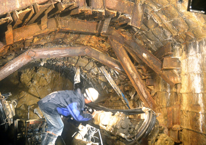 Đền 830 triệu đồng cho 110 hộ dân bị thiệt hại vì nổ mìn xây đường hầm ảnh 1