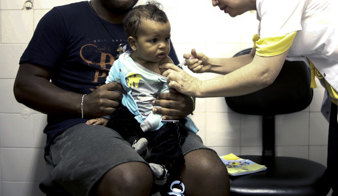 Tiêm phòng cho trẻ tại Sao Paolo, Brazil. (Nguồn: TTXVN) Liên hợp quốc: Hơn 120 triệu trẻ được tiêm phòng bệnh truyền nhiễm ảnh 1