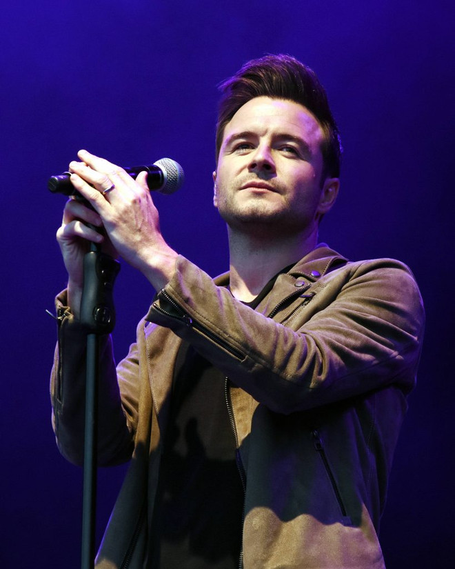 Fan háo hức với MV ca khúc kinh điển ngày cưới "Beautiful in White" ảnh 4