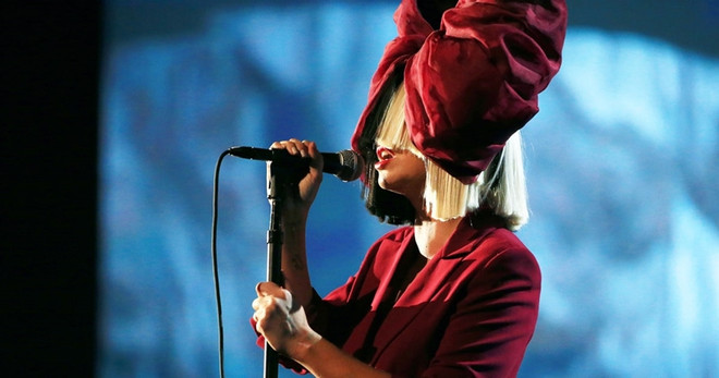 Sia - Cô ca sỹ giấu gương mặt sau mái tóc bạch kim ảnh 2