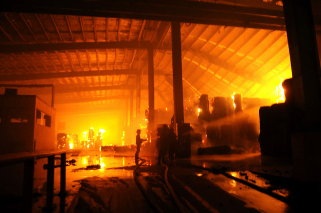 Cháy lớn thiêu rụi cửa hàng sơn, hóa chất ở thành phố Nam Định ảnh 1