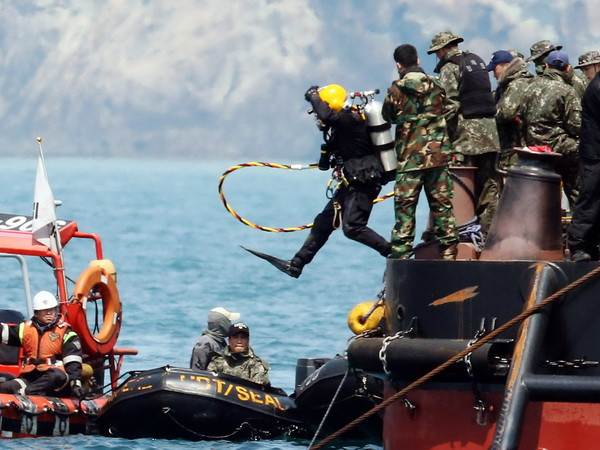 Hàn Quốc quyết tâm hoàn thành cứu nạn phà SEWOL vào 10/5 ảnh 1
