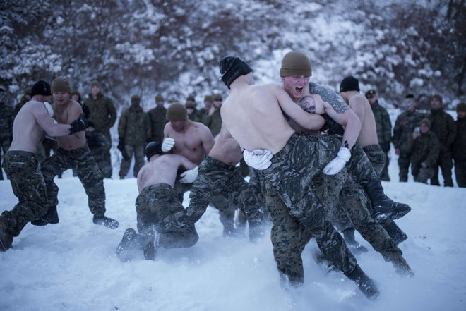 Lính thủy đánh bộ Mỹ và Hàn Quốc tham gia cuộc tập trận tại Pyeongchang ngày 24/1. (Nguồn: AFP/TTXVN) Hàn-Mỹ có thể xem xét hoãn tập trận trước thế vận hội mùa Đông ảnh 1