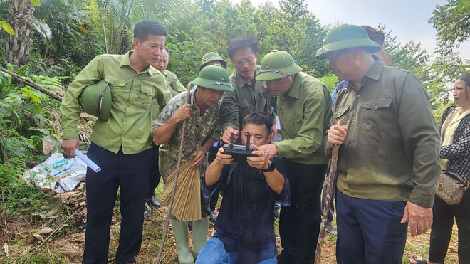 Lãnh đạo tỉnh Lào Cai kiểm tra địa hình khu vực chọn để tái định cư cho người dân. (Ảnh: TTXVN phát) ttxvn-lang nu3.jpg