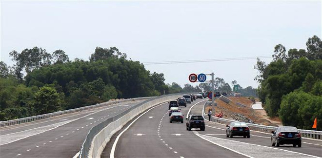 Các phương tiện lưu thông trên đường cao tốc Đà Nẵng-Quảng Ngãi. (Ảnh: Trần Tĩnh/TTXVN0 Sớm hoàn trả đường dân sinh phục vụ cho cao tốc Đà Nẵng-Quảng Ngãi ảnh 1