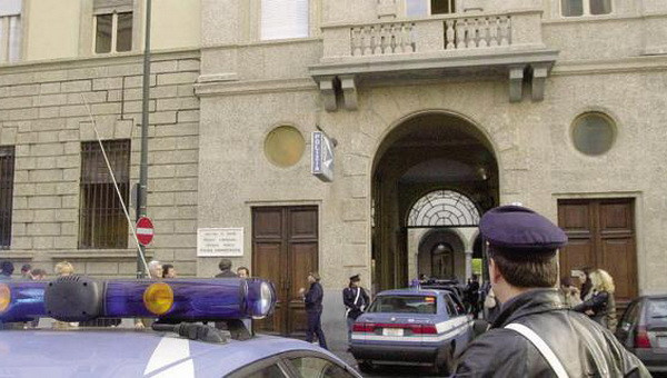 Italy: Túng tiền, chính quyền rao bán cả... trụ sở cảnh sát ảnh 1