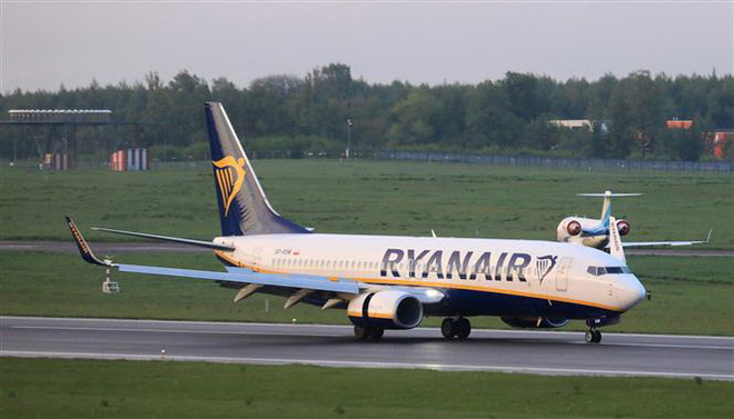 Máy bay của Hãng hàng không Ryanair hạ cánh tại sân bay quốc tế Vilnius, Litva, ngày 23/5/2021. (Ảnh: AFP/TTXVN) Liên minh châu Âu và một số nước tuyên bố trừng phạt Belarus ảnh 1