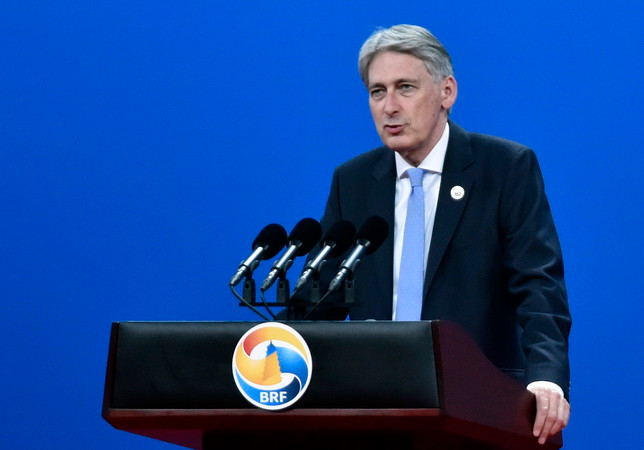 Bộ trưởng Tài chính Anh Philip Hammond phát biểu tại cuộc họp ở Bắc Kinh, Trung Quốc ngày 14/5. (Nguồn: EPA/TTXVN) Hàng loạt khoản đầu tư kinh doanh bị ngưng trệ ở Anh do Brexit ảnh 1