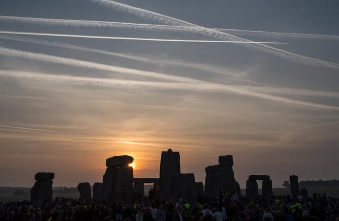 Du khách ngắm Mặt Trời mọc chào đón ngày dài nhất trong năm ở Vòng tròn đá Stonehenge ngày 21/6. (Nguồn: AFP/TTXVN) Người Anh đón ngày dài nhất trong năm tại vòng tròn đá Stonehenge ảnh 1