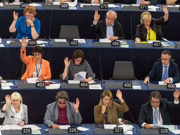 Nghị viện châu Âu thông qua thỏa thuận hợp tác với Cuba ảnh 1