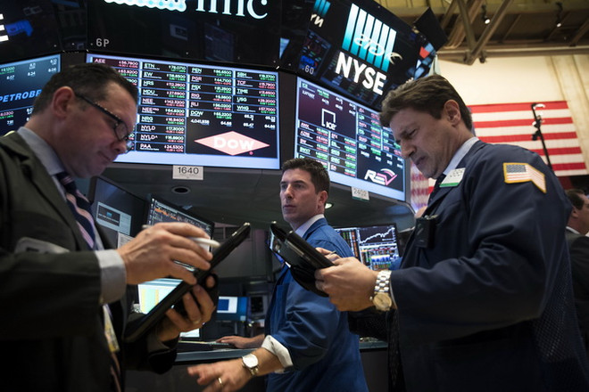 Giao dịch viên làm việc tại Sàn chứng khoán New York, Mỹ. (Nguồn: AFP/TTXVN) Hầu hết các thị trường chứng khoán trên toàn cầu đi xuống ảnh 1