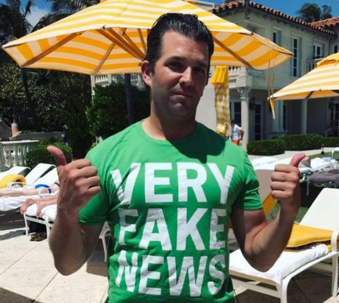 Con trai Donald Trump mặc áo in chữ chê bai truyền thông đại chúng ảnh 1