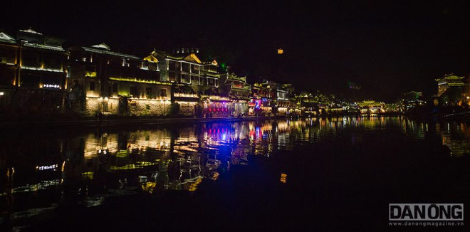 Phượng Hoàng cổ trấn lung linh sắc màu lúc về đêm. Lạc chốn thần tiên ở Trương Gia Giới và Phượng Hoàng Cổ Trấn ảnh 7