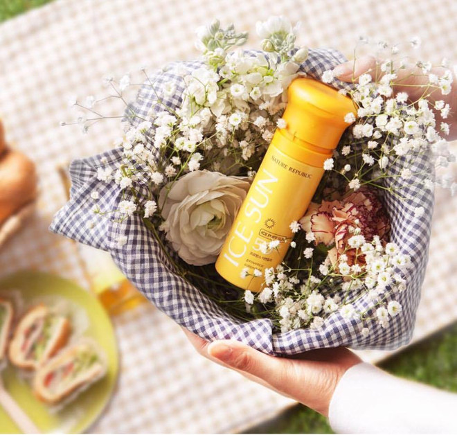 Top tám loại kem chống nắng đáng mua sắm cho mùa Hè này ảnh 4