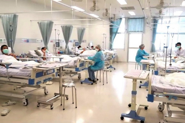 Các thành viên đội bóng điều trị tại bệnh viện ở Mae Sai, Chiang Rai ngày 11/7. (Ảnh: THX/TTXVN) Các thành viên đội bóng Thái Lan sẽ họp báo trước khi ra viện ảnh 1