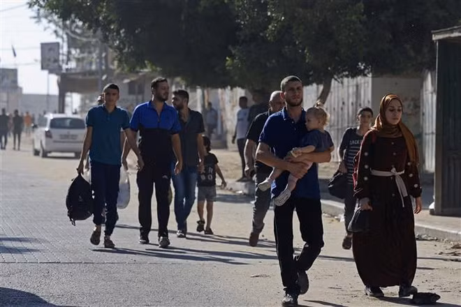 Xung đột Hamas-Israel: Israel thông báo phong tỏa toàn bộ Dải Gaza ảnh 1