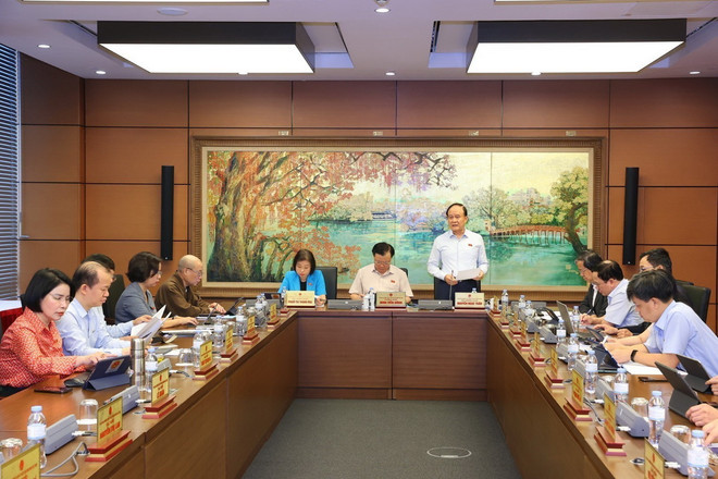 Đoàn đại biểu Quốc hội thành phố Hà Nội thảo luận ở tổ. (Ảnh: Văn Điệp/TTXVN) ttxvn-dai bieu.jpg