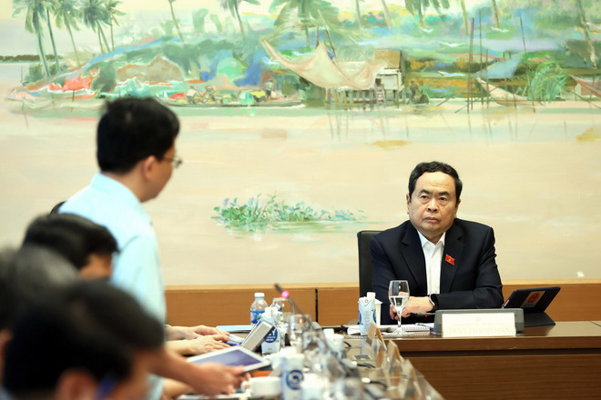 Chủ tịch Quốc hội Trần Thanh Mẫn nghe các đại biểu Quốc hội thảo luận tại tổ. (Ảnh: An Đăng/TTXVN) ttxvn-thanh man2.jpg