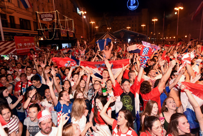 World Cup 2018: Người dân Croatia đổ ra đường mừng chiến thắng ảnh 1