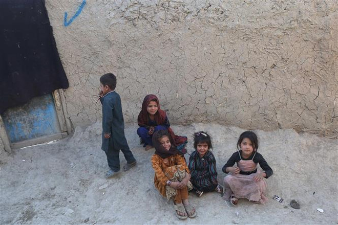 Trẻ em sơ tán tránh xung đột Afghanistan tại một trại tạm ở thủ đô Kabul. (Ảnh: THX/TTXVN) Taliban đề nghị LHQ ở lại Afghanistan thực hiện các hoạt động nhân đạo ảnh 1