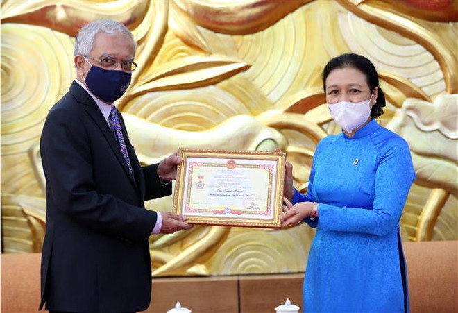 Trao Kỷ niệm chương cho Điều phối viên thường trú LHQ tại Việt Nam ảnh 1