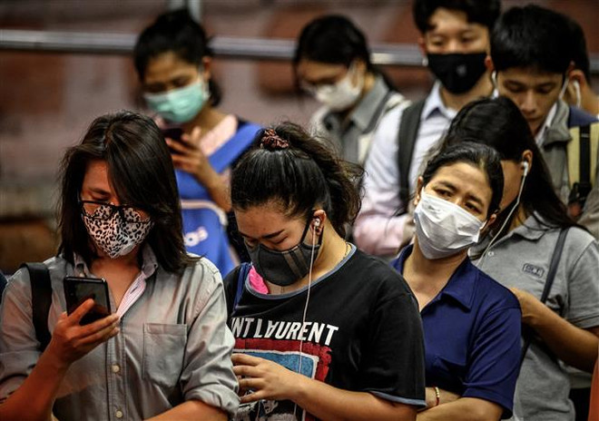 Người dân đeo khẩu trang phòng COVID-19 tại Bangkok, Thái Lan. (Ảnh: AFP/TTXVN) Tổng số ca nhiễm COVID-19 ở Thái Lan vượt ngưỡng 1 triệu ảnh 1