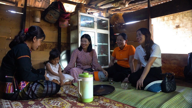 Thực hiện công tác truyền thông nâng cao nhận thức tới phụ huynh trẻ có con bị suy dinh dưỡng. (Ảnh: Thanh Thủy/TTXVN) ttxvn-suy sinh duong2.jpg
