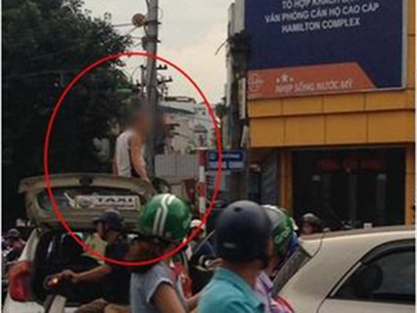 Hà Nội: Tài xế leo lên nóc xe ăn vạ, “khoe” bị phơi nhiễm HIV ảnh 1