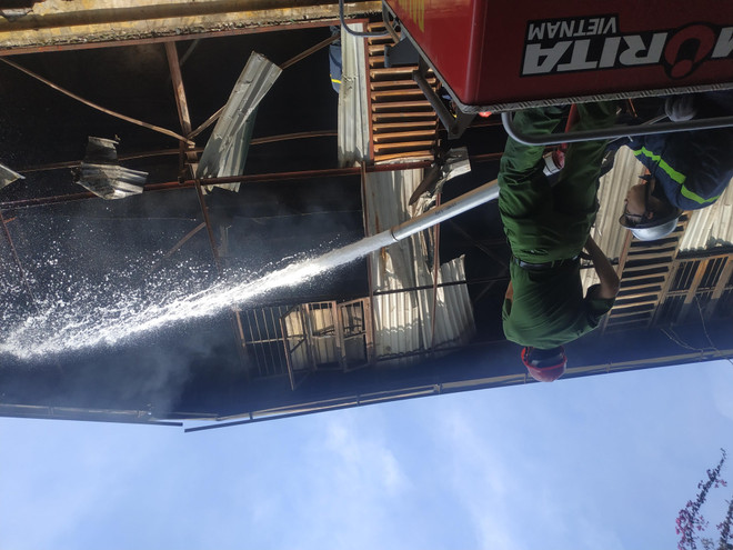 Cháy kho Công ty Rạng Đông: Di chuyển hơn 200 người dân trong đêm ảnh 2