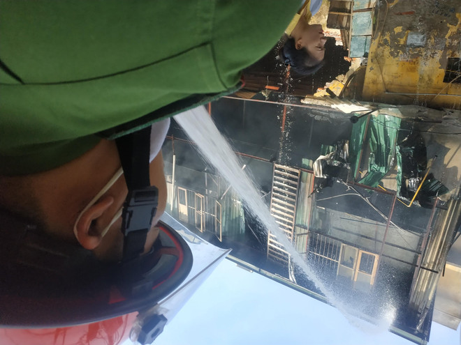 Cháy kho Công ty Rạng Đông: Di chuyển hơn 200 người dân trong đêm ảnh 3