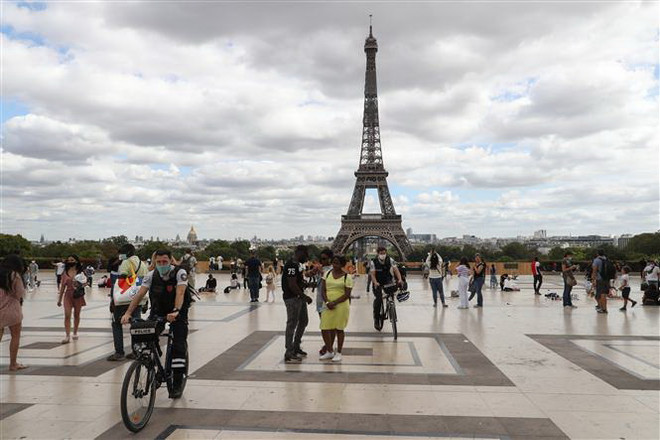 Người dân Pháp tại tháp Eiffel tại thủ đô Paris. (Ảnh: AFP/TTXVN) Các nước châu Âu, Nam Mỹ lập kế hoạch tiêm vắcxin COVID-19 ảnh 1