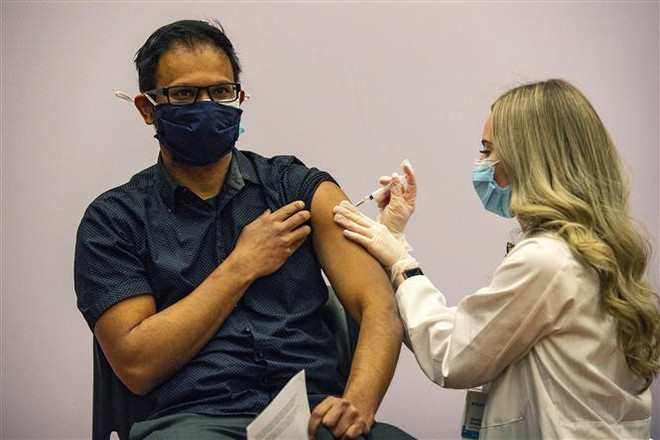 Một giáo viên được tiêm vaccine ngừa COVID-19 tại Hartford, bang Connecticut, Mỹ. (Ảnh: AFP/TTXVN) Đại dịch COVID-19 và tình trạng khủng hoảng giáo viên tại Mỹ ảnh 2