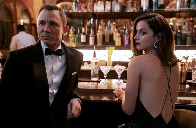 Daniel Craig và Ana De Armas trong phim ''No Time To Die.'' "No Time To Die" chính thức ra mắt sau 18 tháng trì hoãn vì đại dịch ảnh 2